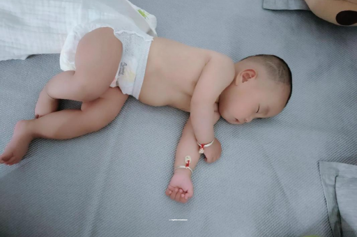黄骅怎样教宝宝爬